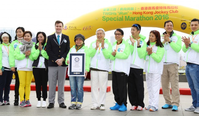 吉尼斯世界紀錄有限公司大中華區紀錄管理部總監王晨（左五），即場頒發「健力士世界紀錄證書」予何超蕸主席 （左六）和香港賽馬會董事李家祥博士（右六）。