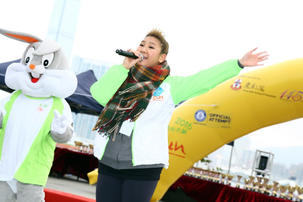 東華三院「共融大使」鄭欣宜小姐在台上獻唱表演助興。
