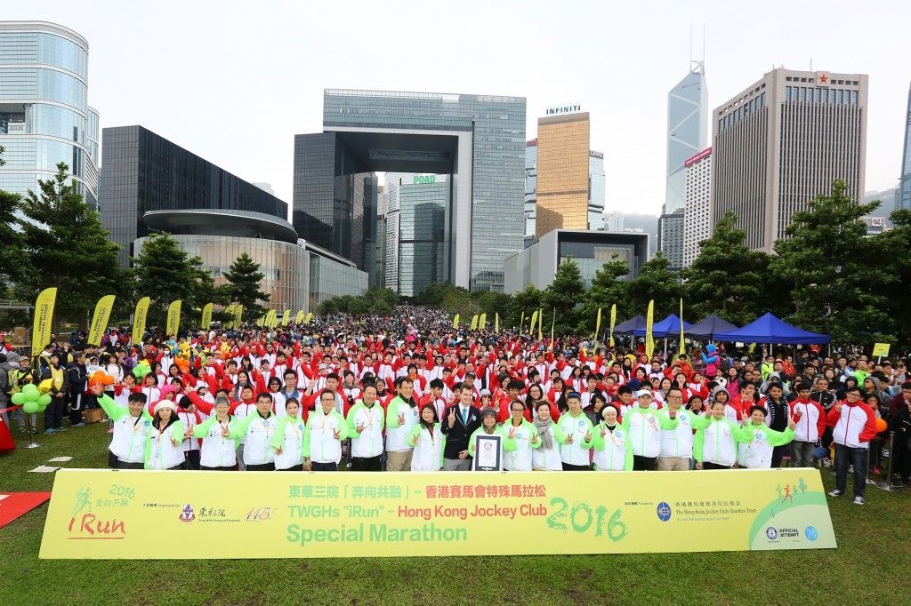 A group photo of guests, participating organization, volunteers and runners