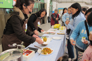 東華三院賽馬會天水圍綜合服務中心的「天廚鄰舍互助計程劃」的導師向出席家長介紹示範菜式。