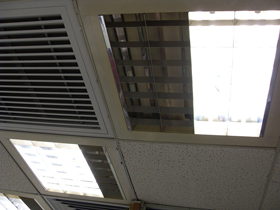 本院行政总部的节能装置： T5光管有较高的发光效率，光管的数量可相对减少，从而达致双重节能效果。
