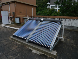 東華三院賽馬會護理安老院的太陽能熱水系統已連接到廚房的熱水爐供水系統