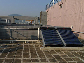 东华三院黄祖棠综合家居照顾服务中心的太阳能热水系统已连接到房间的淋浴房热水炉供水系统