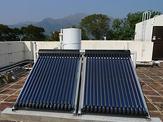 东华三院包兆龙护理安老院的太阳能热水系统显示T1和T2的温度，而经太阳能热水系统加热的水为已连接到房间的淋浴房热水炉供水系统
