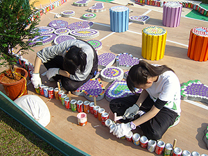 該校師生不僅製作了「環保智能屋」，亦用汽水罐、膠樽蓋及回收物料砌成一個「環保藝術花園」，將環保及藝術融入生活，不但提醒人們回收再用的重要性，學生也可作休憩之用