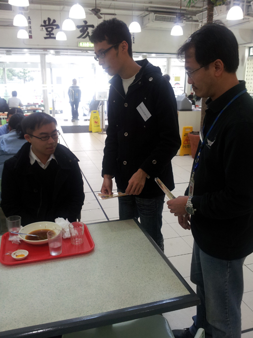 廣華醫院義工及香港浸會大學的環保大使在職員餐廳向職員及公眾食客推廣「善用廚餘再生堆肥」行動