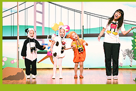 東華三院高德根紀念幼稚園學生表演話劇，鼓勵小朋友養成環保習慣及珍惜能源，實踐環保生活。