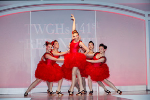 為配合晚會主題特別呈獻的現代舞蹈“The Red Cheers”。