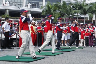 主禮嘉賓黎桂康副主任(左二)及李少光局長(左一)主持開球儀式。