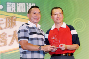 張佐華主席(右)致送紀念品予冠名贊助人康馳集團行政總裁左其光先生。