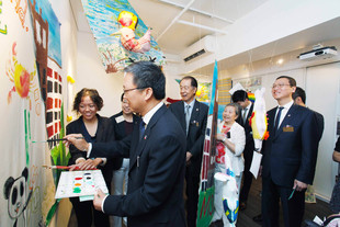 董事局成員欣賞i-dArt愛不同藝術的展品後，於畫布上表達以「共融」為題的感受。