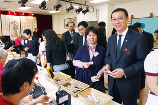 東華三院張佐華主席（右一）與董事局成員巡視東華三院黃竹坑服務綜合大樓。