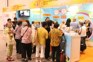 東華三院於「香港長者博覽2011」中設立攤位，向公眾介紹東華三院的安老及善壽服務。