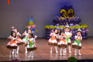 學生精心打扮，於校慶典禮上載歌載舞。