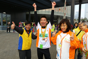 公里挑戰盃少年男子組冠軍何詩昊(中)與東華三院主席陳婉珍博士(左一)合照。