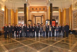 東華三院主席陳婉珍博士(右九)與出席會員大會的顧問局成員及前任主席合照。
