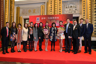 董事局成員與2013年度香港小姐亞軍蔡思貝小姐(右七)及友誼小姐歐陽巧瑩小姐(右五)合照。
