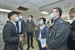 董事局成員巡視東華三院馮堯敬醫院，細心聆聽及了解其服務。