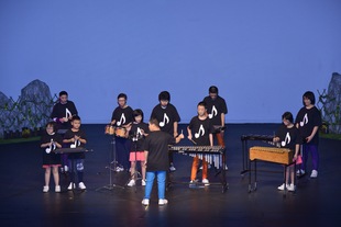 學生在畢業典禮演奏樂器，充分展示他們的音樂才華。