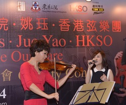 世界著名女小提琴家姚珏女士(左)和歌手林欣彤小姐更即席預演一段好曲，成為記者會中的亮點。