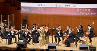 姚珏女士與香港弦樂團攜手演出皮亞佐拉名曲《布宜諾斯艾利斯的四季 春與夏》，樂韻悠揚，令觀眾如痴如醉。