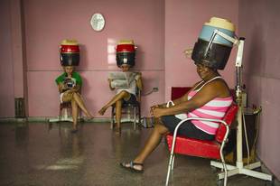 麥永接醫生於古巴拍攝的照片，照片內的女士在髮廊中大方地接受陌生人的拍照，神情自信，流露着自然美。