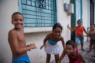 麥永接醫拍攝的照片，幾個聖地牙哥的小朋友在玩集體遊戲，不費分毫，卻令孩子歡樂無比。