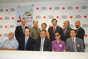 華美博物館會長兼董事阮桂銘博士(後排左三)與出席發布會的得獎者合照。