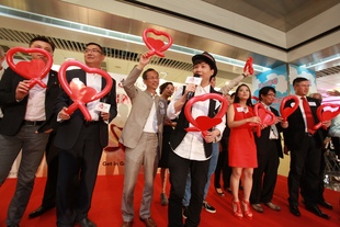 義不容辭榮譽愛心大使葉文輝先生(左四)與眾主禮嘉賓於壓軸表演獻唱。
