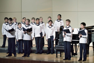 身穿水手服的維也納兒童合唱團小男孩演出多首歐洲古典名曲和流行音樂，以優美動聽的歌聲傳遞關愛。