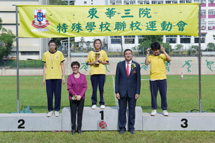 東華三院主席兼名譽校監施榮恆先生(前排右)及主禮嘉賓香港特殊奧運會主席凌劉月芬女士(前排左) BBS, MH與獲獎學生合照。