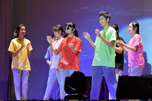 東華三院吳祥川紀念中學學生於該校三十周年校慶典禮上表演。
