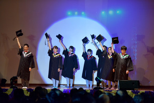 東華三院吳祥川紀念中學學生於該校三十周年校慶典禮上表演。