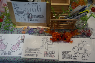 冠軍隊伍的作品，用「上樓」為題材，以親手繪畫的日曆及名信片（各款12張）作為主打商品，吸引不少客人的支持。