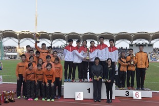 東華三院第二副主席馬陳家歡女士(前排右)及主禮嘉賓東亞運動會金牌運動員何劍暉女士(前排左)與獲獎學生合照。