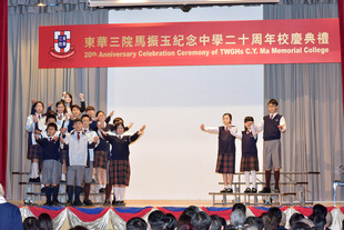 學生在校慶典禮上的表演。