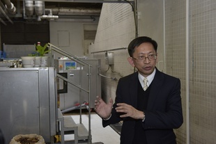黃煥忠教授示範使用小型堆肥機以中藥藥渣為填充料進行廚餘堆肥。