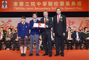 東華三院主席兼名譽校監施榮恆先生 (右一)陪同香港大學校長馬斐森教授頒發畢業證書予畢業學生代表。