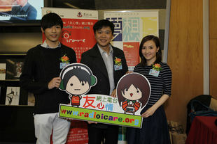 除了歌手林欣彤小姐（右）之外，大會亦邀請了2013年度香港精神大使、畫家關玉麟先生（左）及著名古典結他手莫廸輝先生到場為表演者打氣。