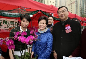 東華三院主席施榮恆先生陪同政務司司長林鄭月娥GBS太平紳士到墟市內不同的攤檔消費，與一眾街坊同慶新春。