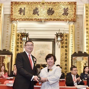 Mr. Ivan SZE (left), Chairman of Tung Wah Group of Hospitals (2014/2015), handing over the title deeds and seals to Ms. Maisy HO, Chairman of Tung Wah Group of Hospitals (2015/2016).