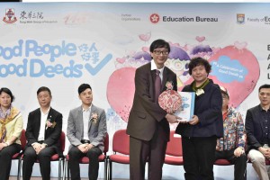 The Chairman of Tung Wah Group of Hospitals, Ms.Maisy HO presents the souvenirs to the Vice President (Academic) of the Institute of Education, Professor John Lee Chi-Kin.