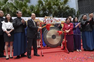 Guests knocking the Gong to commence the 145 Parade.