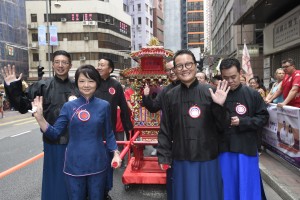 Members of board members joined forces in accompanying the two sedan chairs, headed towards Man Mo Temple. 
