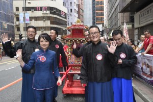 Members of board members joined forces in accompanying the two sedan chairs, headed towards Man Mo Temple. 