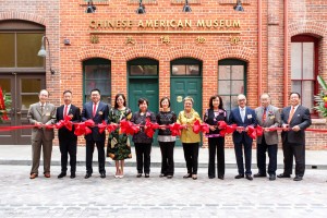 The opening ceremony is officiated by Ms Subrina CHOW (Left 6), the Director of Hong Kong Economic and Trade Office, San Francisco, Miss Maisy HO (Left 5), the Chairman of Tung Wah Group of Hospitals (TWGHs), Dr. John LEE (Right 3), 2009/2010 Chairman of TWGHs, Dr Ina CHAN (Right 4), 2013/2014 Chairman of TWGHs, Dr Gay YUEN (Right 5), the President of Friends of Chinese American Museum, together with other TWGHs Board of Directors and other VIP guests.