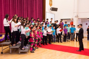 學生於東華三院李潤田紀念中學四十五周年校慶典禮上表演。