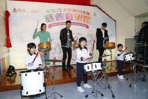 圖三為歌手周柏豪、吳雨霏及吳業坤與幼稚園學生互動，並鼓勵學生於音樂會正式演出時有更出色表現。