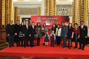 圖一為東華三院董事局成員與2015年度香港小姐季軍郭嘉文小姐(右七)及友誼小姐林凱恩小姐(左七)合照。