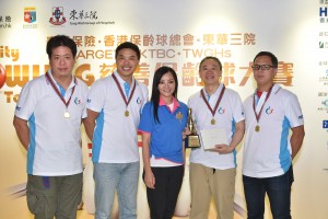 圖三為東華三院主席馬陳家歡女士(中)頒獎予名宴盃隊際冠軍隊伍。